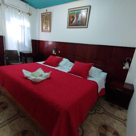 Hostal Brisas Del Mar Puerto Villamil Exterior photo